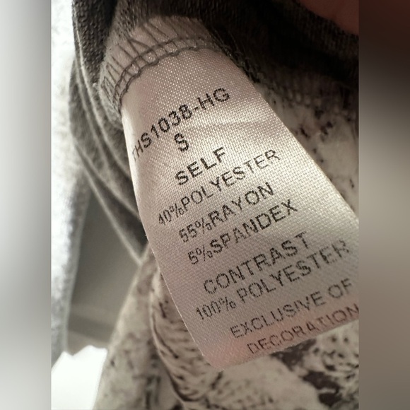 THML Blair Grey Knit Metallic Snake Print Size SMALL Lightweight Balloon Sleeves - Picture 10 of 11